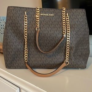 Practically brand new Michael Kors over sized purse. No wear marks, no scratches